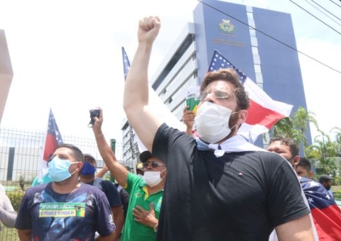 Com bonecos e caixões, população volta a pedir impeachment de Wilson Lima