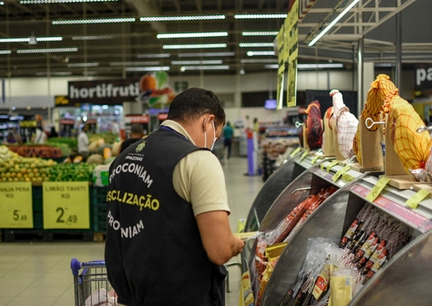 Procon apreende mais de 20 Kg de alimentos em supermercado de Manaus