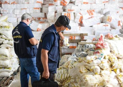 Procon apreende duas toneladas de sal impróprios para consumo em Manaus