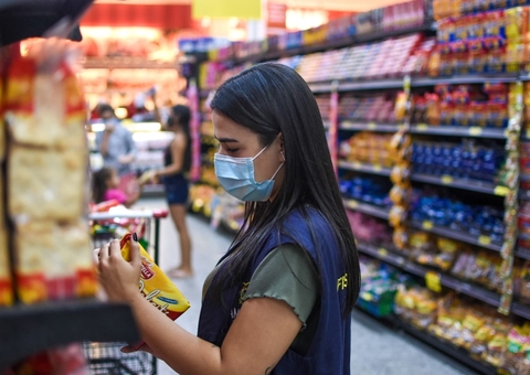 Procon apreende 32,5kg de produtos vencidos em supermercados de Manaus