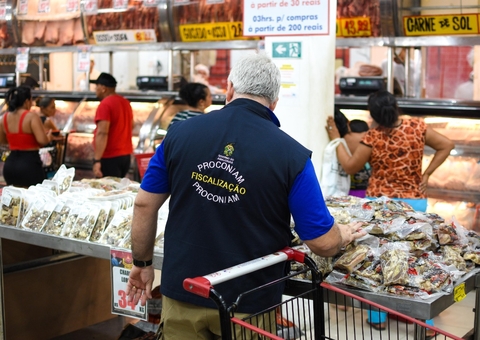 Procon-AM autua supermercado por vendas de produtos impróprios para o consumo