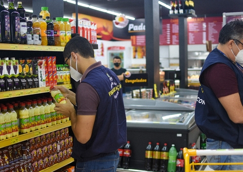 Procon apreende 80kg de alimentos vencidos em comércios de Manaus