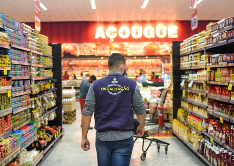 Alimentos vencidos são apreendidos em comércios de Manaus nesta terça