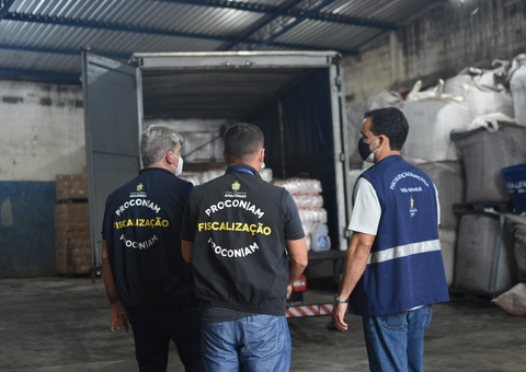 Procon apreende 30 mil frascos de álcool em gel vencidos em distribuidora