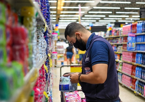 Procon apreende mais de 60kg de produtos vencidos em mercado de Manaus