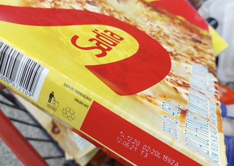 Mais de 100kg de alimentos vencidos são apreendidos em mercado de Manaus