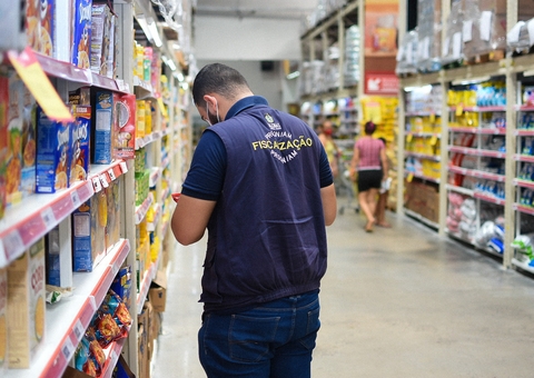 Procon apreende mais de 40kg de produtos vencidos em mercado de Manaus