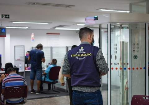 Agências bancárias são autuadas por descumprir 'lei das filas' em Manaus