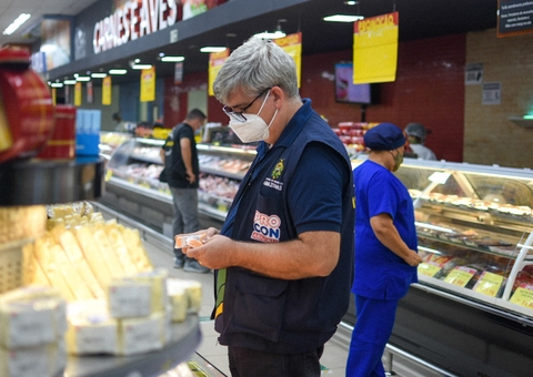 Procon apreende 40kg de produtos impróprios para consumo em Manaus