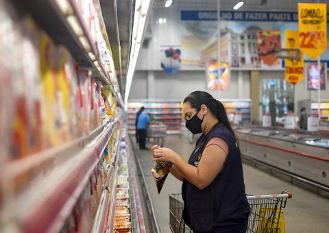 Procon encontra 55 Kg de produtos estragados mercados conhecidos de Manaus