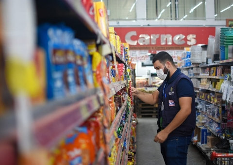 Pão, ração e bebidas fora da validade são apreendidos em comércio em Manaus