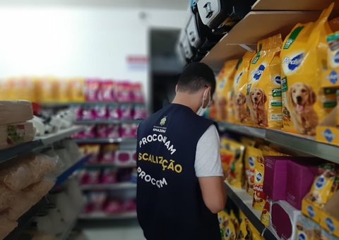 348 kg de ração estragada são apreendidos em pet shop de Manaus