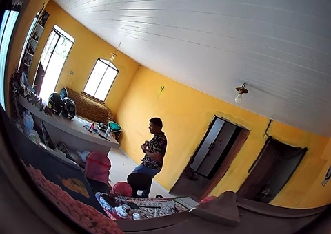 Vídeo mostra homem invadindo casa e fazendo a 'limpa' no Amazonas 