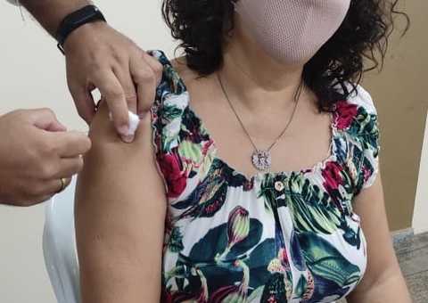 Servidores da educação recebem 1ª dose da vacina contra Covid-19