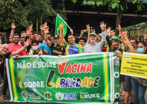 Grupo protesta em frente à Câmara Municipal de Manaus contra obrigatoriedade da vacina