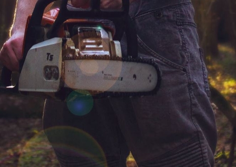 Homem incendeia casa e tenta matar pais a golpes de motosserra no Amazonas