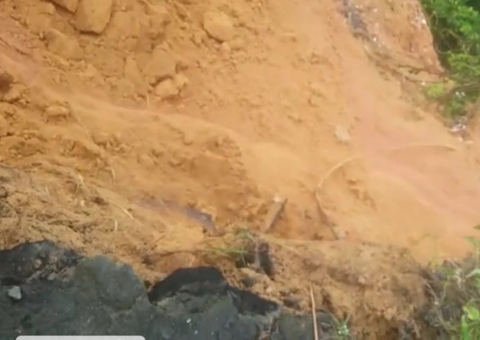Barranco desliza e muro desaba durante chuva torrencial em Manaus