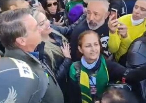 Sem máscara, Bolsonaro participa de motociata com apoiadores em Brasília 