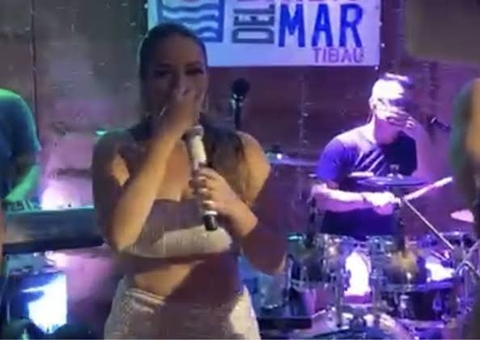 Vídeo: Cantora viraliza após interromper show por cheiro de pum: ‘Igual a esse, nunca senti’