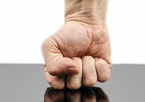 Pai é espancado ao ser confundido com estuprador enquanto deixava filha na escola