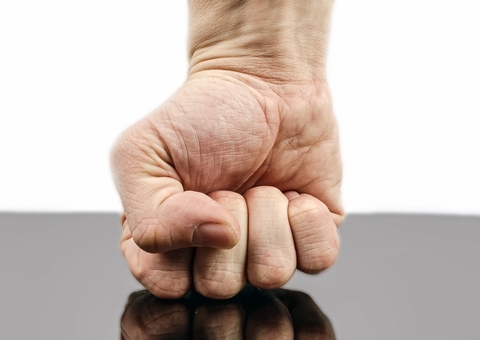 Homem é preso após arrebentar janela da casa da ex a socos no Amazonas