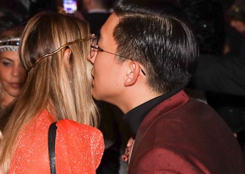 A fila andou: ex-BBB Pyong Lee surge ao pé do ouvido com loira