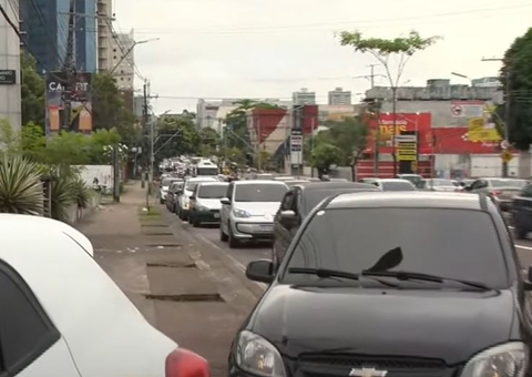 Motoristas encaram fila quilométrica para abastecer com gasolina a R$5,89 em Manaus