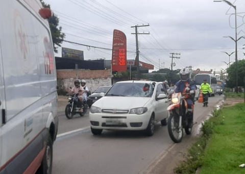 Dois homens ficam feridos durante atropelamento em avenida de Manaus