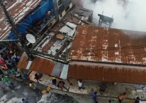 Incêndio destrói três lojas e deixa cidade sem energia no Amazonas