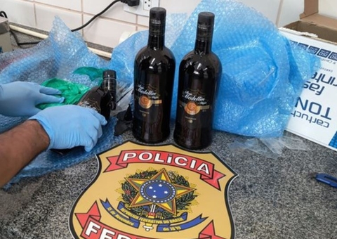 Passageiro é preso ao tentar embarcar em avião com cocaína em garrafas