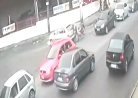 Homem fica ferido ao atingir carro no meio de avenida de Manaus