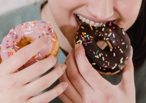 Consumo de álcool e alimentos de difícil digestão pioram qualidade de sono