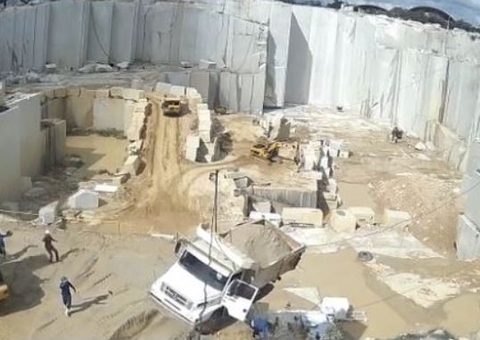 Vídeo: Motorista nasce de novo ao saltar de caminhão que caiu em pedreira