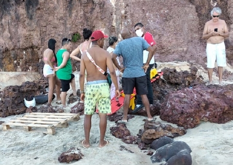 Turista sofre grave acidente ao cair de falésia de 30 metros; veja vídeo