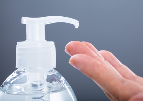 Dermatologista alerta para queimaduras após o uso de álcool em gel