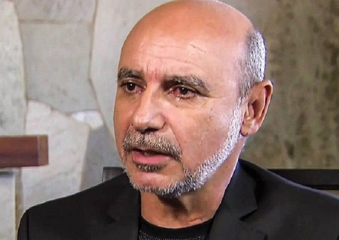 Após fim de prisão domiciliar, Queiroz faz exame para comprar arma de fogo