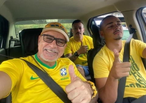 Queiroz vai à manifestação pró-Bolsonaro e faz fotos com 'fãs' no Rio de Janeiro