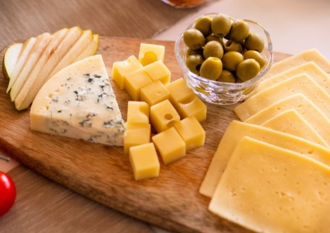 Insônia? O queijo pode ser seu aliado, diz especialista