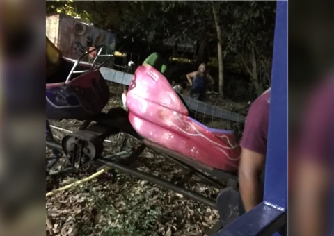 Vídeo: ‘Minhocão’ sai dos trilhos e arremessa pessoas em parque de diversões