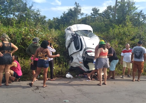 No feriado, carro fica destruído após capotar na AM-010