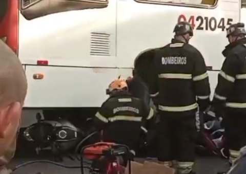 Motociclista de app e passageiro têm pernas esmagadas em acidente na Cidade Nova