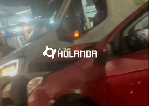 Ambulância é atingida por carro na saída de hospital em Manaus