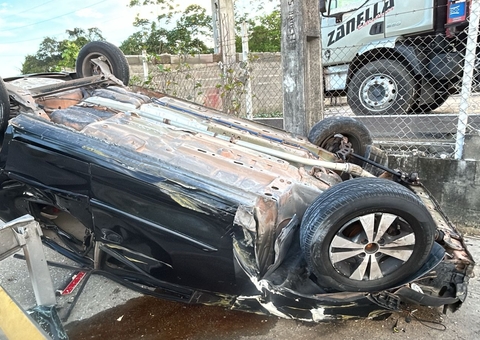 Carro capota ao tentar desviar de veículo na Avenidas das Torres