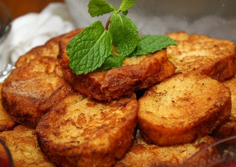 Rabanada recheada de vinho é sucesso na sua Ceia de Natal; aprenda receita