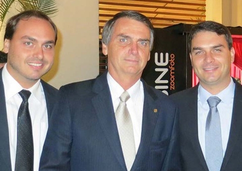 Bolsonaro e Carlos participaram de esquema das 'rachadinhas', diz site