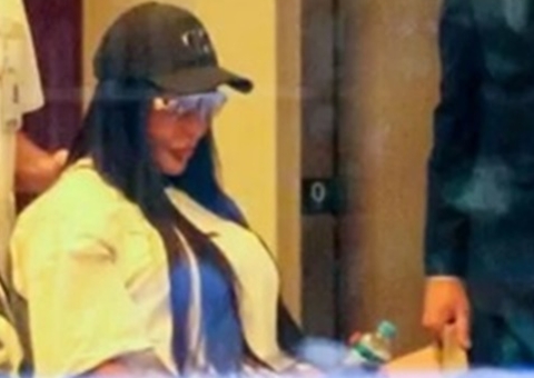 Gracyanne deixa hospital de cadeira de rodas após lesão no Dança dos Famosos