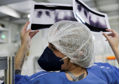 Supermercado indeniza trabalhador obrigado a retirar postagem sobre a morte de colega por Covid