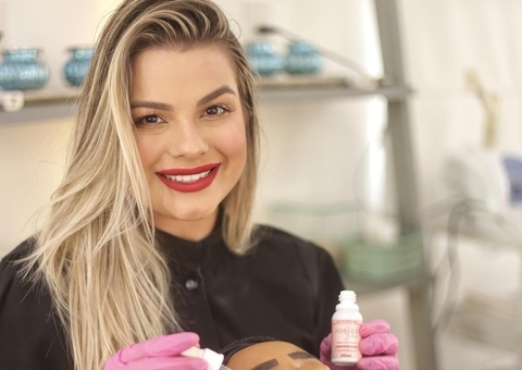 Influenciadora é presa por suspeita de vender cosméticos falsificados