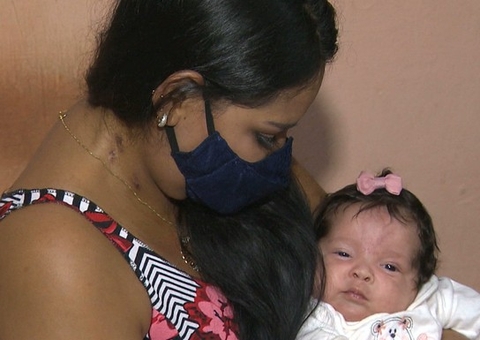 Mulher que deu à luz intubada vai passar Dia das Mães com a filha em casa