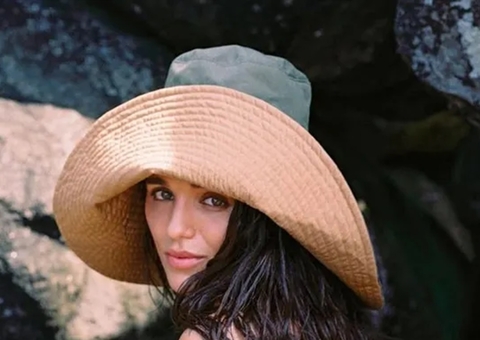 Uau! Rafa Kalimann posa completamente nua na praia